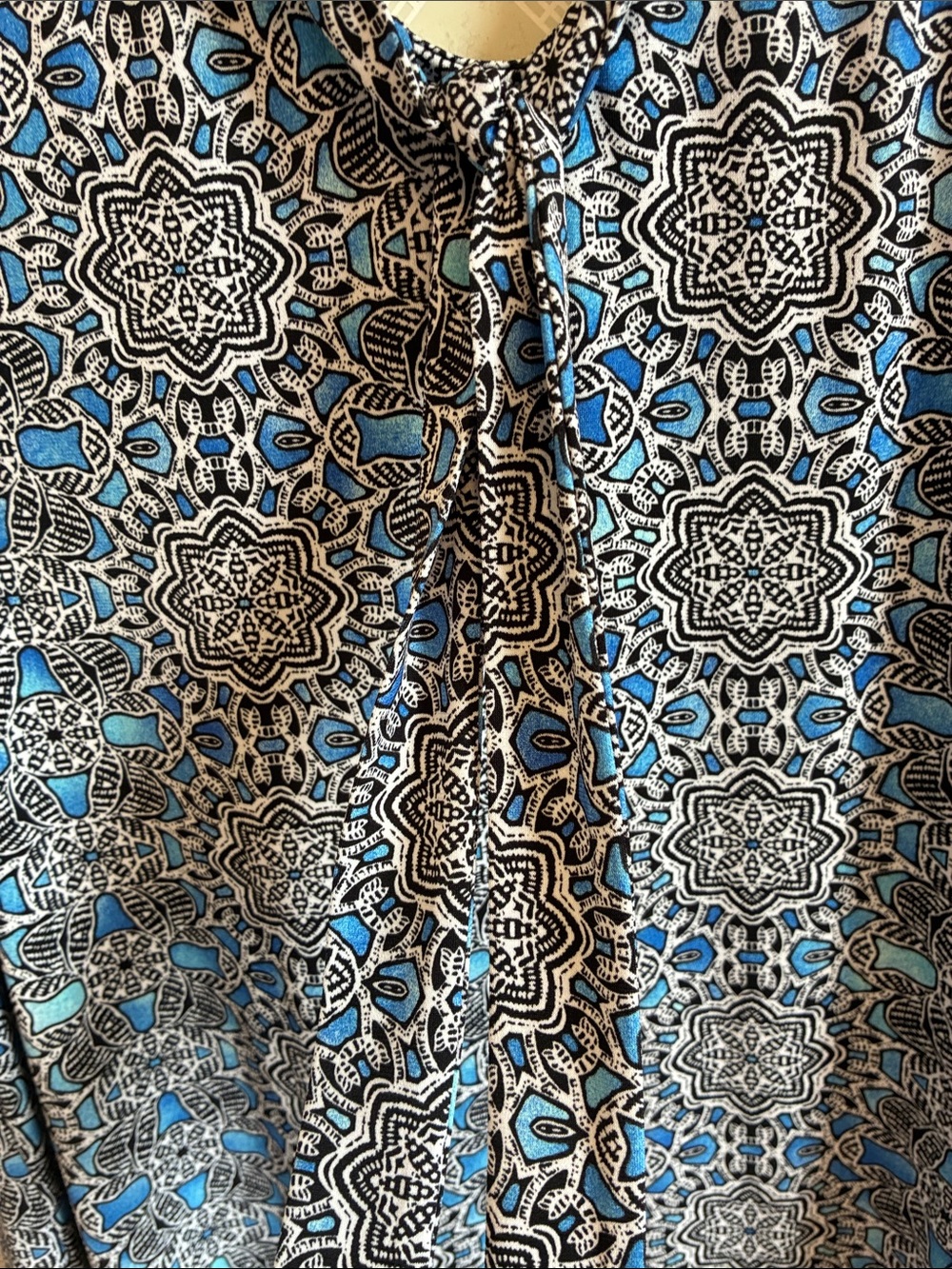 Dana Buchman Sleeveless V Neck Top in Blue/Black/White Pattern, sz L, NWT - Picture 6 of 15